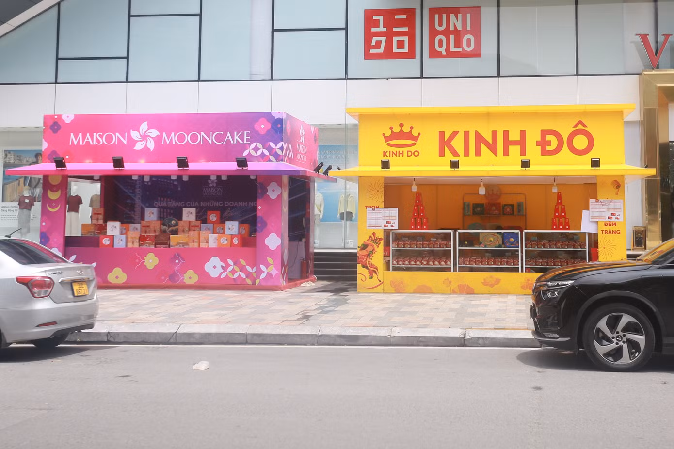 Các cửa hàng mọc sát nhau trên phố Phạm Ngọc Thạch.
