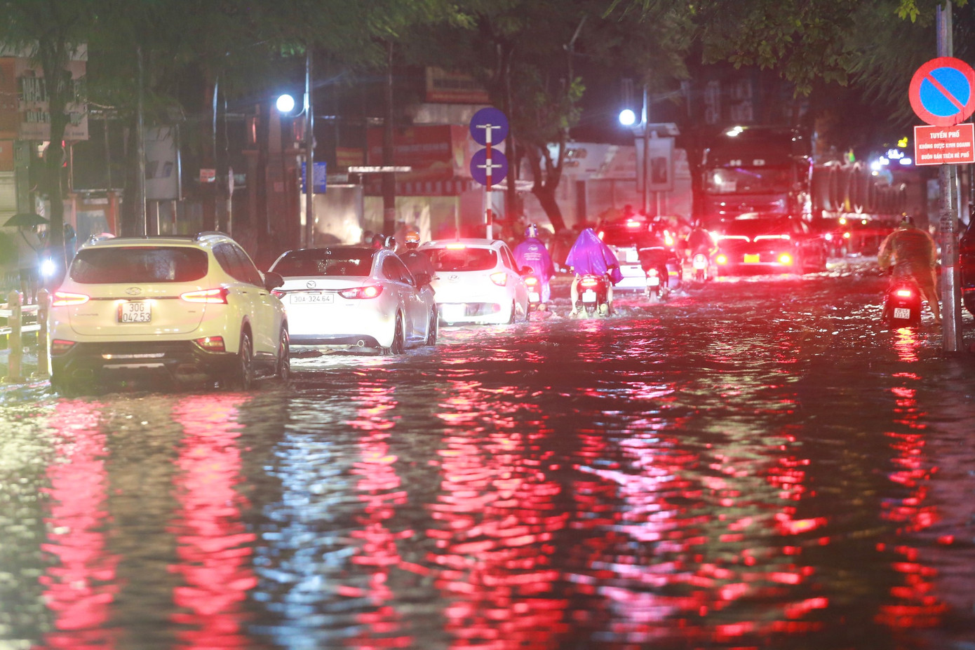 Phố Thái Hà ngập sâu, các phương tiện đi theo hàng, nhiều xe "chết đuối".