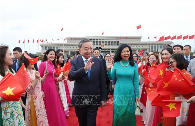 Lễ tiễn Tổng Bí thư, Chủ tịch nước Tô Lâm và Phu nhân tại Sân bay quốc tế Bắc Kinh. Lễ tiễn Tổng Bí thư, Chủ tịch nước Tô Lâm và Phu nhân tại Sân bay quốc tế Bắc Kinh.