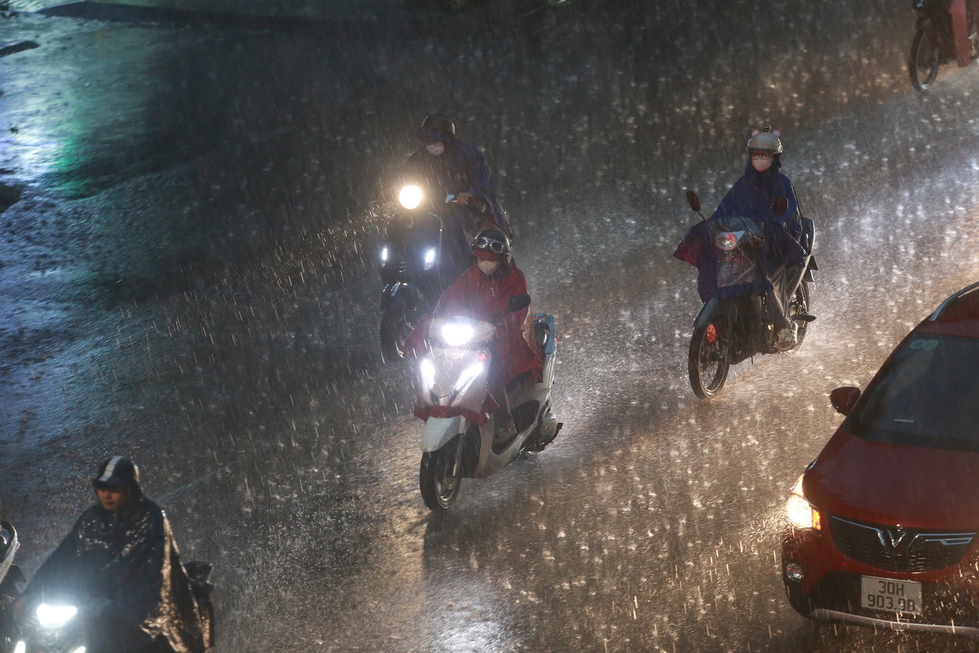 Cơn mưa như trút nước khiến tầm nhìn di chuyển bị hạn chế.