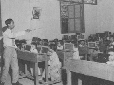 Bậc tiểu học bao gồm năm lớp, từ lớp 1 đến lớp 5. Theo quy định, giáo dục tiểu học là giáo dục phổ cập (bắt buộc)