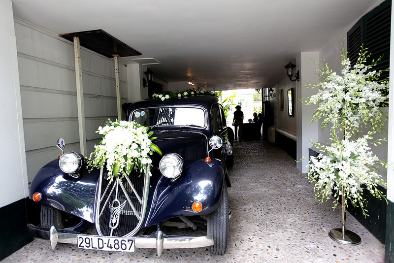 Xe rước dâu cổ kính rất hợp với nét kiến trúc Pháp của những con phố Hà thành. Xe rước dâu cổ kính rất hợp với nét kiến trúc Pháp của những con phố Hà thành