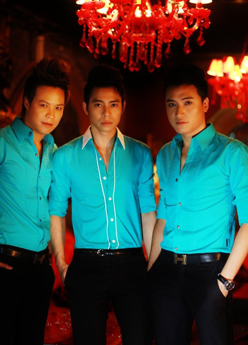 Tuấn Hùng (giữa) và các thành viên nhóm Biển xanh