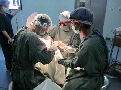 Để có tiền trang trải cuộc sống và tích lũy, nhiều bác sĩ giỏi phải chạy sô khắp nơi. Ảnh: L.N