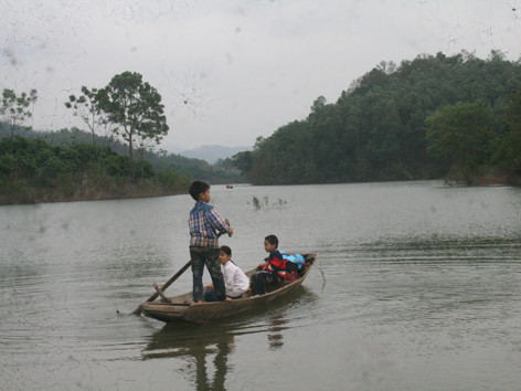 “Thuyền trưởng” Giáp Văn Đạt, 10 tuổi và 2 hành khách nhí từ trường học về nhà. ảnh: nguyễn trường. “Thuyền trưởng” Giáp Văn Đạt, 10 tuổi và 2 hành khách nhí từ trường học về nhà. ảnh: nguyễn trường