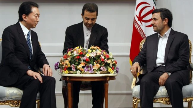 Hai nhà lãnh đạo cấp cao Iran và Nhật Bản trong buổi họp ngày 8-4 tại Tehran. Ảnh: Press TV