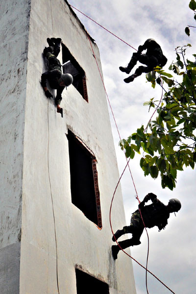 Luyện tập đánh chiếm mục tiêu, giải thoát con tin