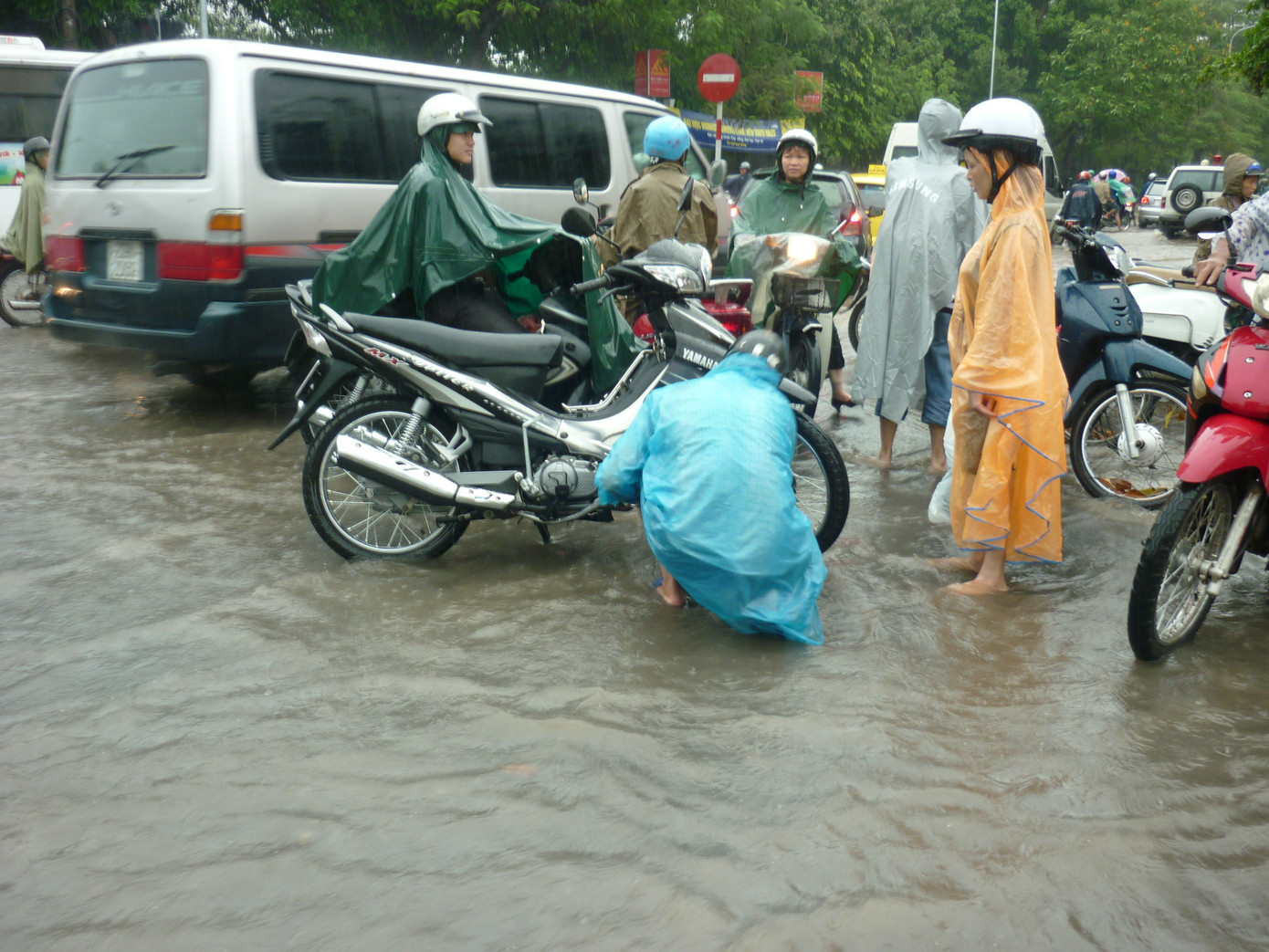 Xe chết máy hàng loạt trên đường, ảnh chụp ngã tư Tôn Đức Thắng - Nguyễn Thái Học