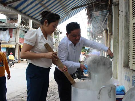 Vợ chồng anh Hòa, chị Hương nấu cháo cho các bệnh nhân nghèo. Vợ chồng anh Hòa, chị Hương nấu cháo cho các bệnh nhân nghèo