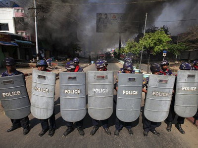 Cảnh sát chống bạo động ở Meiktila không đủ sức kiểm soát tình hình. Ảnh: Soe Zeya Tun