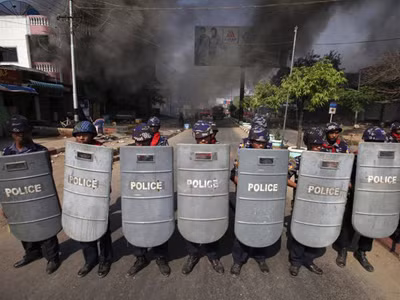 Cảnh sát chống bạo động ở Meiktila không đủ sức kiểm soát tình hình. Ảnh: Soe Zeya Tun