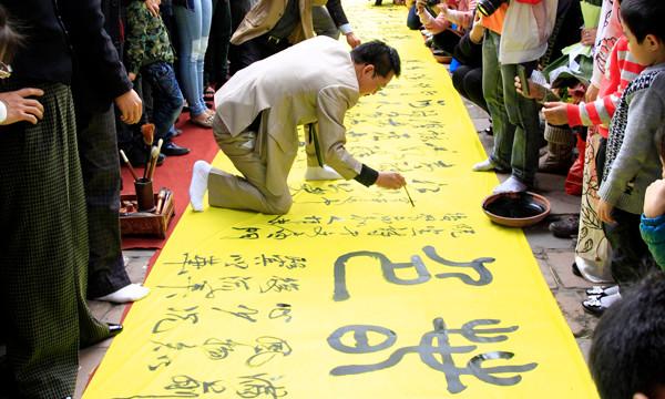 Màu mực xạ đen nhánh nổi bật trên sắc vàng khuôn giấy