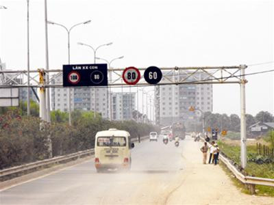 Biển báo giới hạn tốc độ tối thiểu 60km/h nhưng cơ quan chức năng gần như quên tác dụng của nó (ảnh chụp tại Pháp Vân - Cầu Giẽ chiều 15/. Ảnh: Đình Thắng Biển báo giới hạn tốc độ tối thiểu 60km/h nhưng cơ quan chức năng gần như quên tác dụng của nó (ảnh chụp tại Pháp Vân - Cầu Giẽ chiều 15/. Ảnh: Đình Thắng