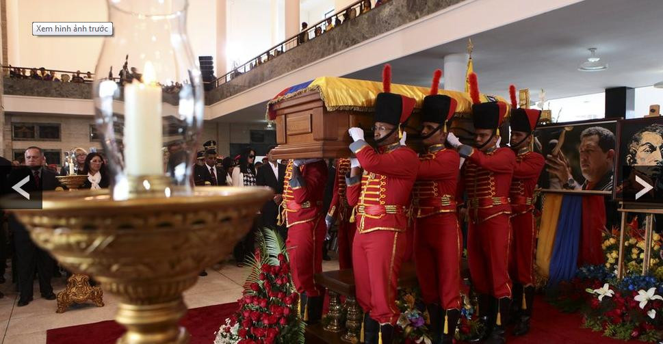 Linh cửu cố tổng thống Hugo Chavez được đưa ra khỏi Học viện quân sự