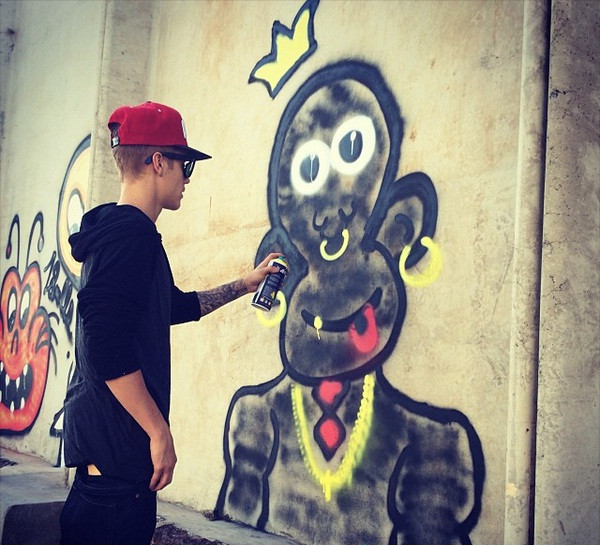 Justin cũng từng bị cảnh sát truy nã vì vẽ bậy lên tường ở một khách sạn