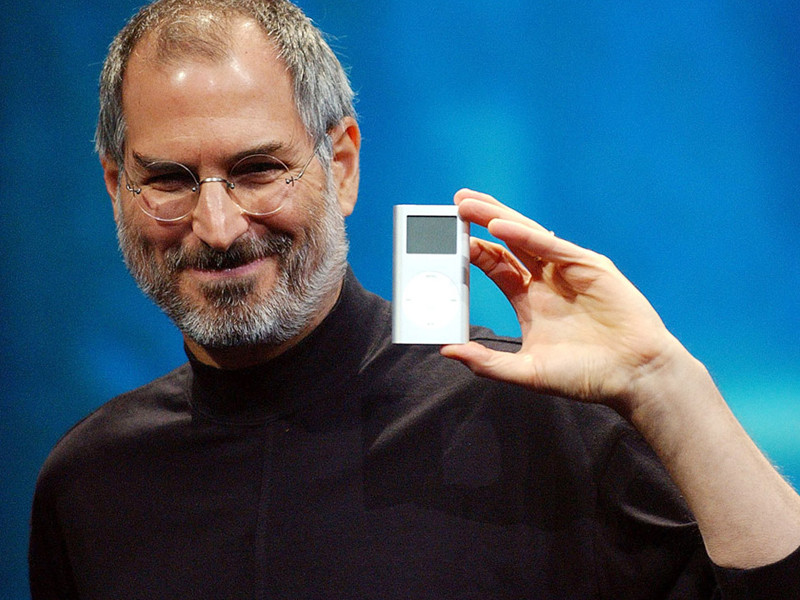 Steve Jobs giới thiệu máy nghe nhạc iPod