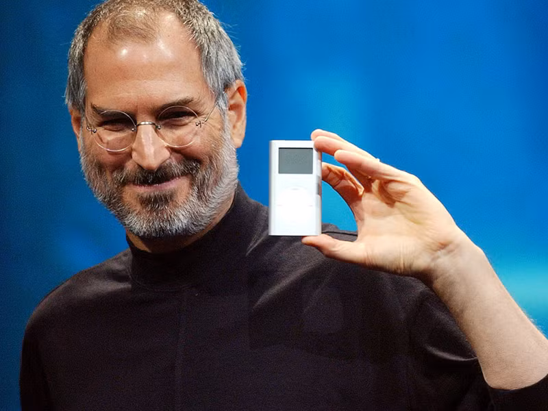 Steve Jobs giới thiệu máy nghe nhạc iPod