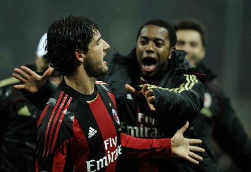 Robinho chia vui cùng đồng hương Pato khi anh ghi bàn thắng ấn định chiến thắng 3-0 cho Milan. Ảnh: Getty Images. Robinho chia vui cùng đồng hương Pato khi anh ghi bàn thắng ấn định chiến thắng 3-0 cho Milan. Ảnh: Getty Images