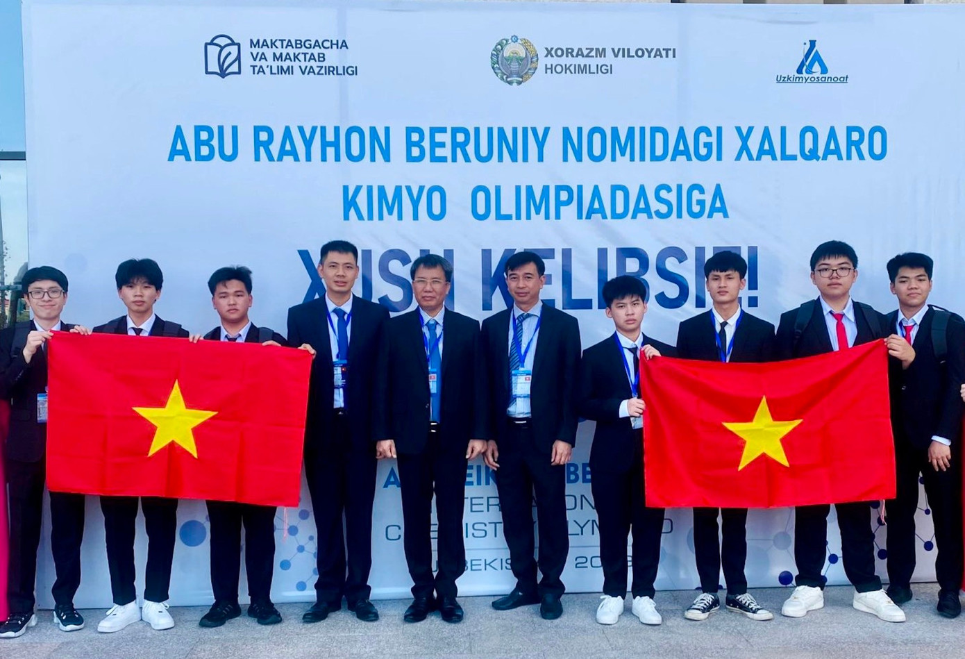 Đoàn Việt Nam 8 học sinh dự thi Olympic Hoá học đều giành được huy chương