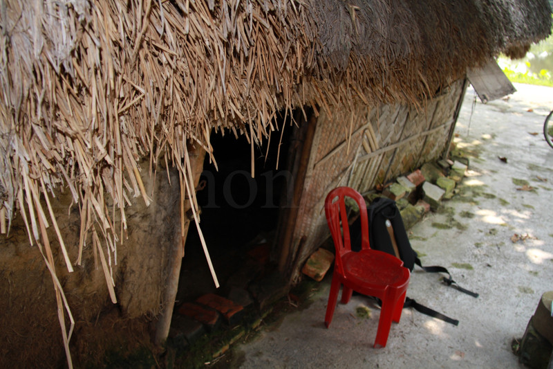 Căn nhà mái rạ thấp lùm xùm, phải cúi đầu. Ảnh: Trường Phong