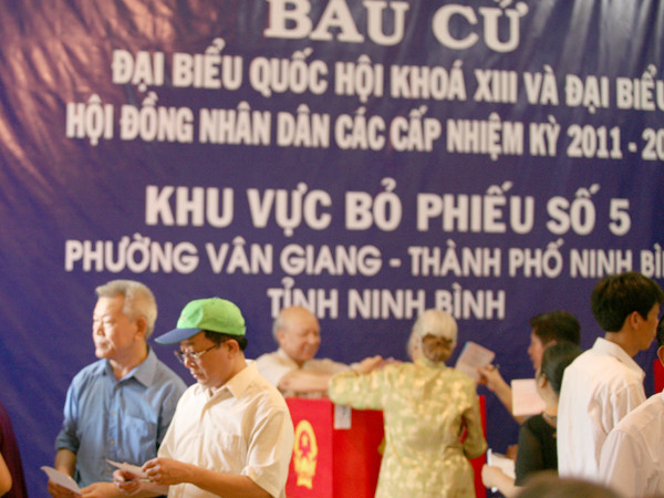 Không khí nhộn nhịp tại điểm bầu cử