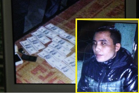 Bùi Văn Đò và số USD tang vật. Bùi Văn Đò và số USD tang vật