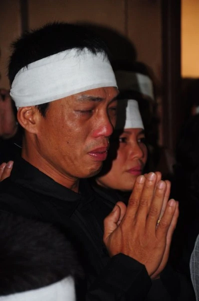 Chồng chị Huyền, anh Nguyễn Hữu Huy đau đớn trong lễ tang của vợ