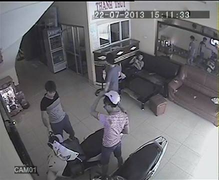 Hai thanh niên vào thuê phòng lúc 15h11 phút (22/7). Hai thanh niên vào thuê phòng lúc 15h11 phút (22/7)