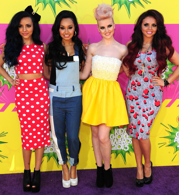 Diện quần short ngắn với gam mầu tối làm nổi bật nét trẻ trung và làn da trắng ngần của ngôi sao series phim Chạng vạng - Kristen Stewart. Selena Gomez chọn short ngắn trắng và áo xanh nhẹ, nhìn cô nàng sinh năm 1992 này vô cùng trẻ trung. Katy Perry nhìn vẫn vô cùng xì tin dù đã kết hôn. Lucy Hale Victoria Justice Jessica Alba Ashley Tisdale – ngôi sao của phim ‘High school music’ Fergie vô cùng rực rỡ Ke$ha vô cùng lịch sự mà vẫn rất trẻ trung với Suit xanh da trời