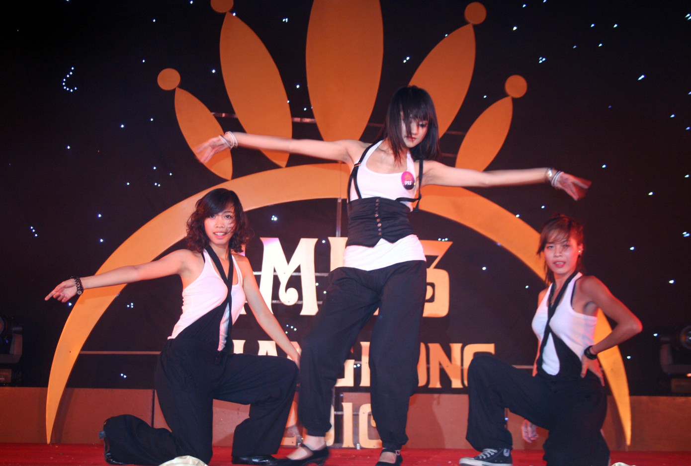 Ngụy Hải An (giữa) trong phần thi tài năng Imiss Thăng Long 2010.