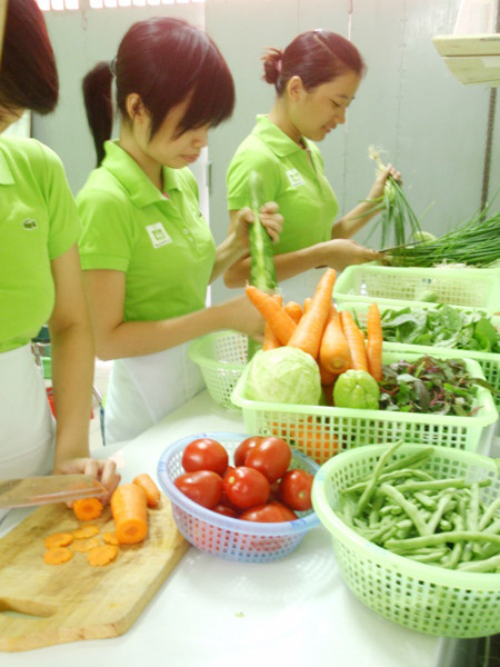 Nhân viên Nauanpro sơ chế thức ăn