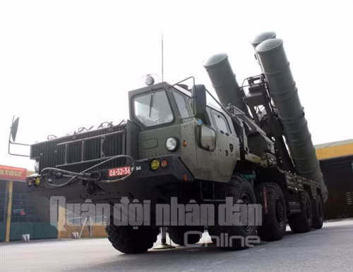 Tổ hợp tên lửa S-300 là loại vũ khí mới và hiện đại của Quân chủng PK-KQ. Tích cực chuyển loại, đẩy mạnh huấn luyện...Bộ đội tên lửa S-300 đã hoàn toàn làm chủ loại vũ khí hiện đại này