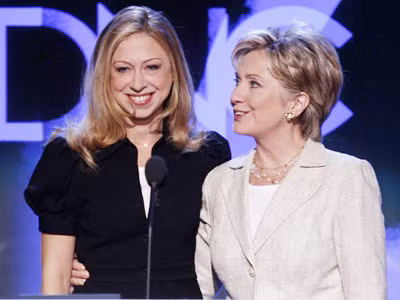 Bà Hillary Clinton (bên phải) và con gái Chelsea. Ảnh: Xinhua