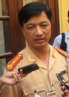 Ông Nguyễn Duy Ngọc trả lời báo chí. Ảnh: Văn Việt Võ.