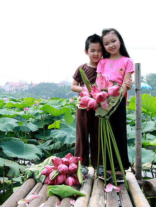 Đức Anh và Minh Châu thật duyên dáng Gia Hân và Tranh Linh tung tăng đi qua cầu Đức Anh và chị gái Trang Linh Ngọc Ánh và em trai cùng tạo dáng Thanh Sơn đáng yêu không nào? Đức Anh có gương mặt và nụ cười thật sáng Minh Châu duyên dáng và đáng yêu Gia Hân rất tự tin và duyên dáng Khoảnh khắc hồn nhiên Đức Anh và Minh Châu thật duyên dáng Gia Hân và Tranh Linh tung tăng đi qua cầu Đức Anh và chị gái Trang Linh Ngọc Ánh và em trai cùng tạo dáng Thanh Sơn đáng yêu không nào? Đức Anh có gương mặt và nụ cười thật sáng Minh Châu duyên dáng và đáng yêu Gia Hân rất tự tin và duyên dáng Khoảnh khắc hồn nhiên