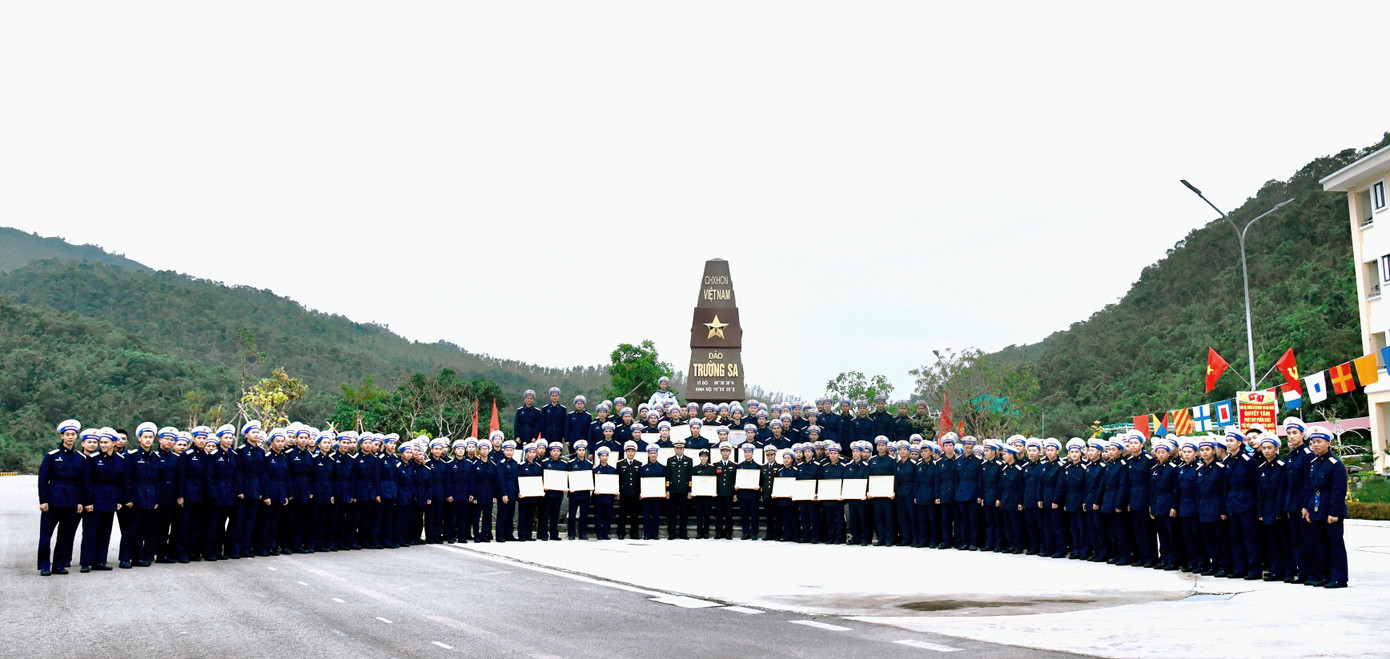 Chỉ huy Lữ đoàn 169 và hạ sĩ quan - binh sĩ chuẩn bị xuất ngũ năm 2024 tại cột mốc chủ quyền Trường Sa ở Quân cảng Vạn Hoa. Chỉ huy Lữ đoàn 169 và hạ sĩ quan - binh sĩ chuẩn bị xuất ngũ năm 2024 tại cột mốc chủ quyền Trường Sa ở Quân cảng Vạn Hoa.