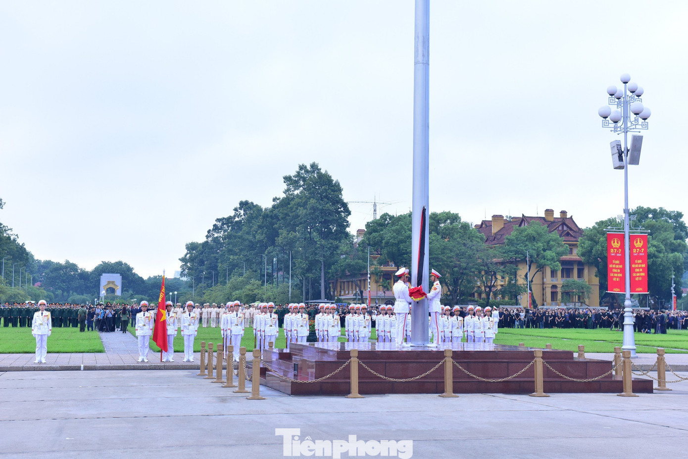 Các động tác được thực hiện đều, đẹp, đúng tác phong điều lệnh và thể hiện sự trang nghiêm cao nhất.