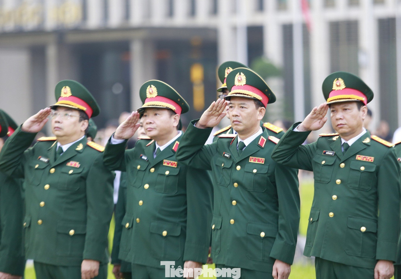 Lãnh đạo Bộ Tư lệnh Bảo vệ Lăng Chủ tịch Hồ Chí Minh và cán bộ, chiến sĩ Quân đội, Công an cùng người dân đã xúc động thực hiện nghi thức chào cờ tại Quảng trường Ba Đình trong ngày Quốc tang.