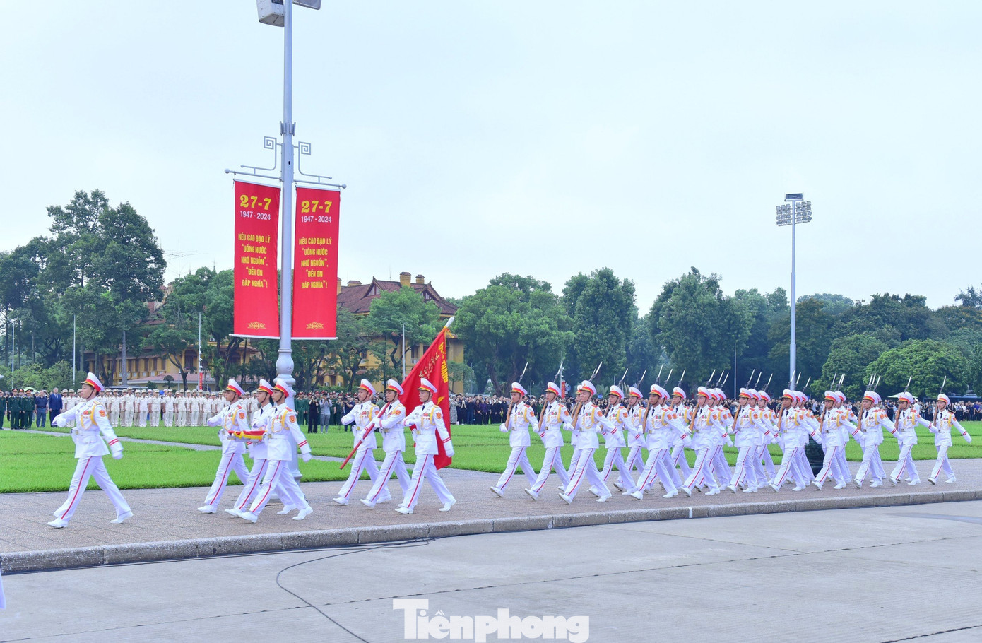Đội hình thực hiện nghi thức treo cờ rủ tiến vào khu vực cột cờ trên quảng trường.