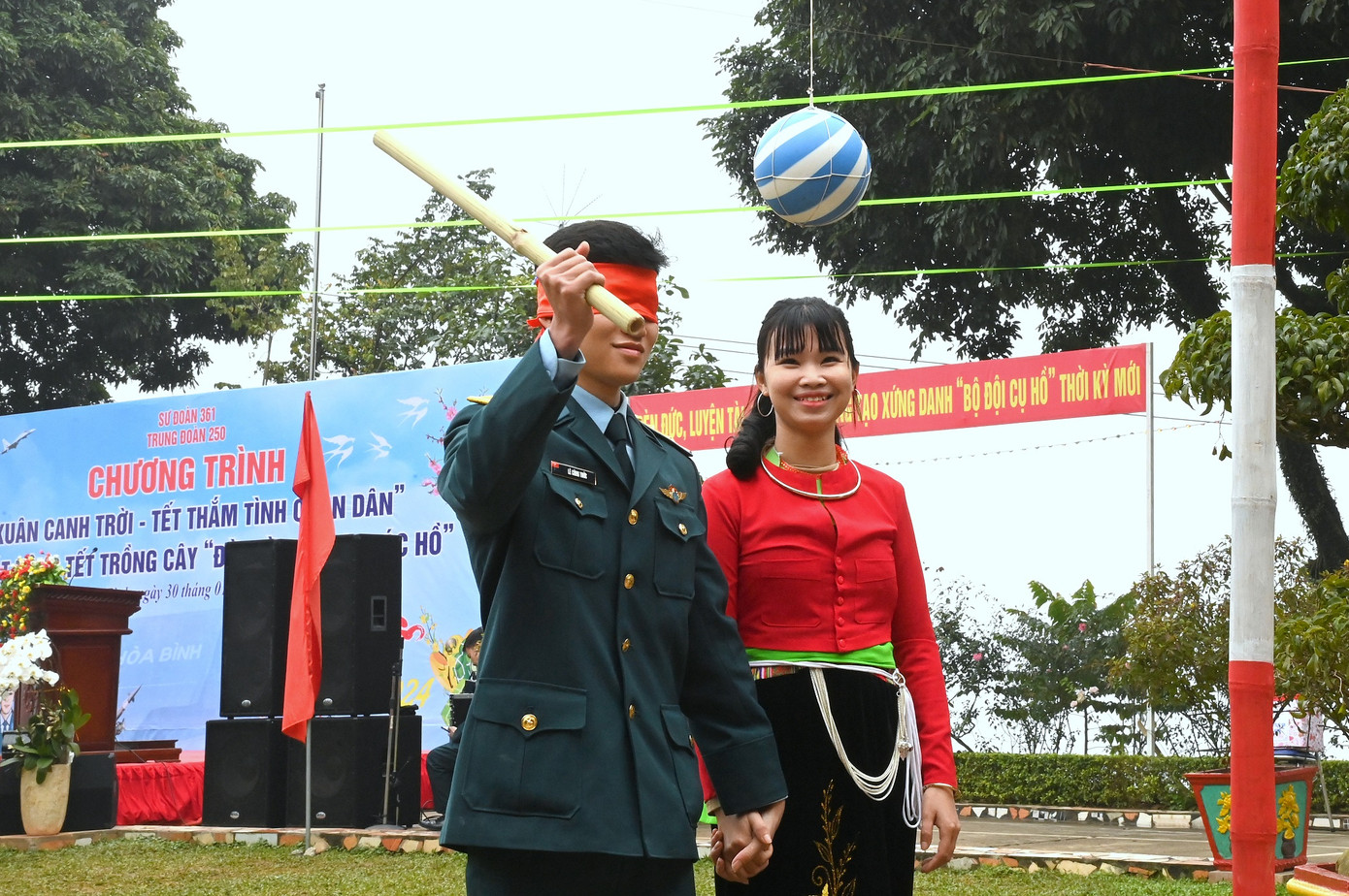 Đoàn viên thanh niên Trung đoàn 250 và đơn vị kết nghĩa tham gia trò chơi dân gian tại chương trình “Xuân canh trời - Tết thắm tình quân dân” 2024.