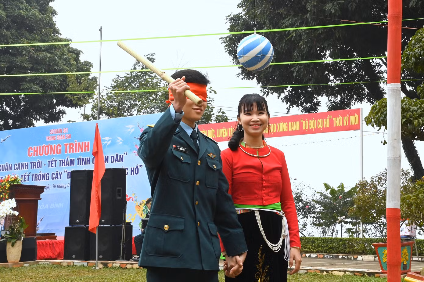 Đoàn viên thanh niên Trung đoàn 250 và đơn vị kết nghĩa tham gia trò chơi dân gian tại chương trình “Xuân canh trời - Tết thắm tình quân dân” 2024.
