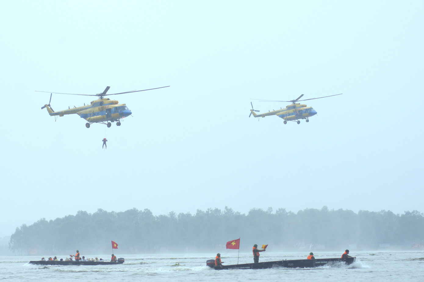 Lực lượng Không quân và Công binh diễn tập phương án sơ tán, cứu dân trong thiên tai, bão lũ. Ảnh: Nguyễn Minh