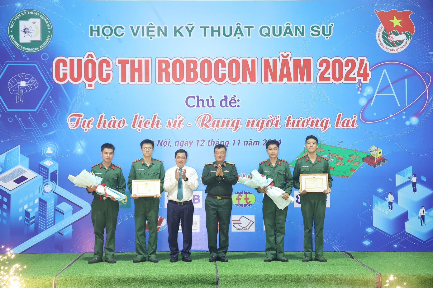 Ban tổ chức Robocon 2024 trao thưởng 2 đội đoạt giải Ba. Ban tổ chức Robocon 2024 trao thưởng 2 đội đoạt giải Ba.