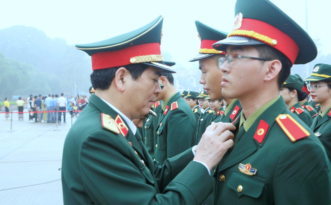 Thiếu tướng Nghiêm Đức Thuận - Chính ủy Học viện Quân y, gắn Huy hiệu Bác Hồ tặng học viên tốt nghiệp loại giỏi, tại lễ báo công. Thiếu tướng Nghiêm Đức Thuận - Chính ủy Học viện Quân y, gắn Huy hiệu Bác Hồ tặng học viên tốt nghiệp loại giỏi, tại lễ báo công.