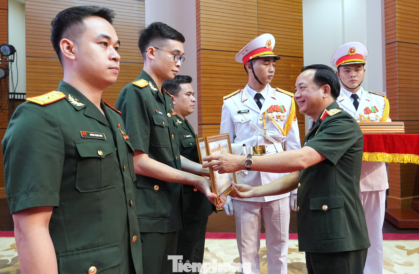 Thượng tướng Trịnh Văn Quyết - Chủ nhiệm Tổng cục Chính trị QĐND Việt Nam, và Bộ trưởng Bộ Thông tin và Truyền thông Nguyễn Mạnh Hùng trao Bằng khen của Bộ trưởng Bộ Quốc phòng tặng các tác giả có công trình đoạt giải nhất. Thượng tướng Trịnh Văn Quyết - Chủ nhiệm Tổng cục Chính trị QĐND Việt Nam, và Bộ trưởng Bộ Thông tin và Truyền thông Nguyễn Mạnh Hùng trao Bằng khen của Bộ trưởng Bộ Quốc phòng tặng các tác giả có công trình đoạt giải nhất.
