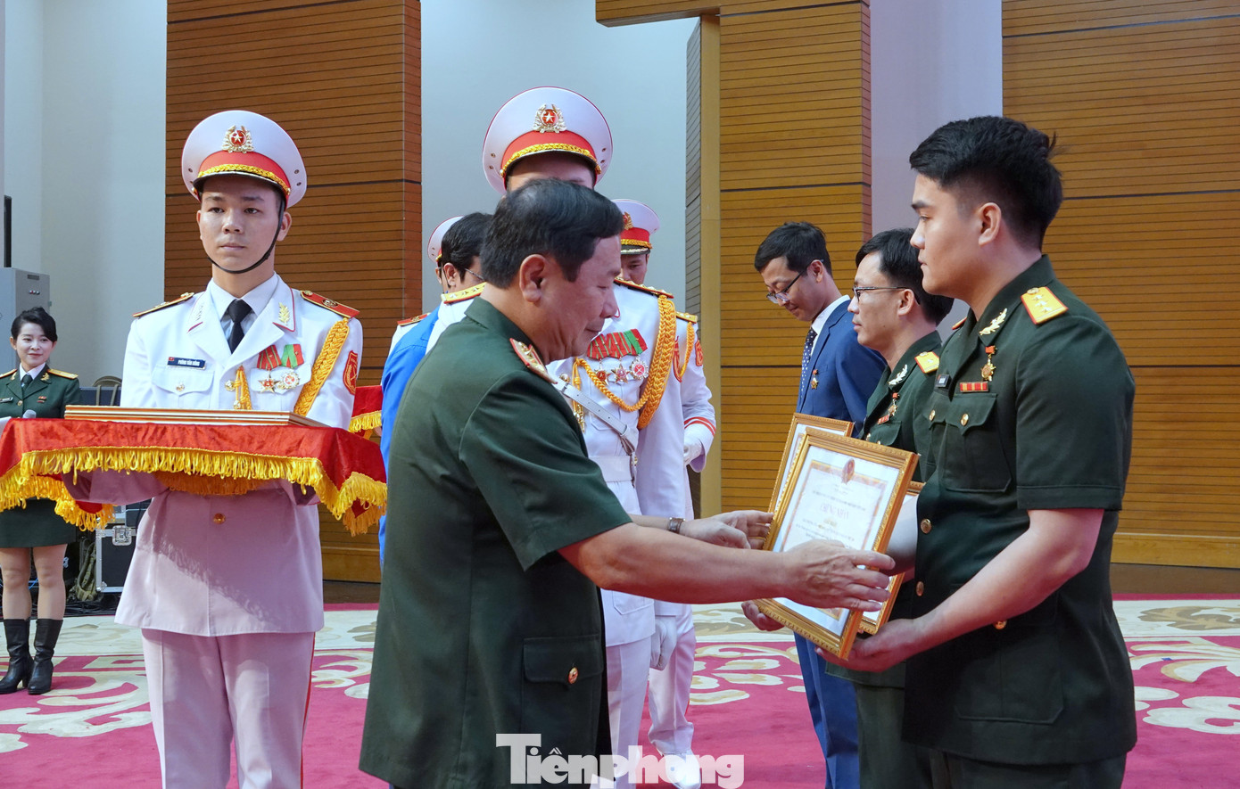 Thứ trưởng Bộ Quốc phòng Lê Huy Vịnh và Bí thư thứ nhất Trung ương Đoàn Bùi Quang Huy trao Chứng nhận và Huy hiệu “Tuổi trẻ sáng tạo” tặng các tác giả đoạt giải nhất. Thứ trưởng Bộ Quốc phòng Lê Huy Vịnh và Bí thư thứ nhất Trung ương Đoàn Bùi Quang Huy trao Chứng nhận và Huy hiệu “Tuổi trẻ sáng tạo” tặng các tác giả đoạt giải nhất.