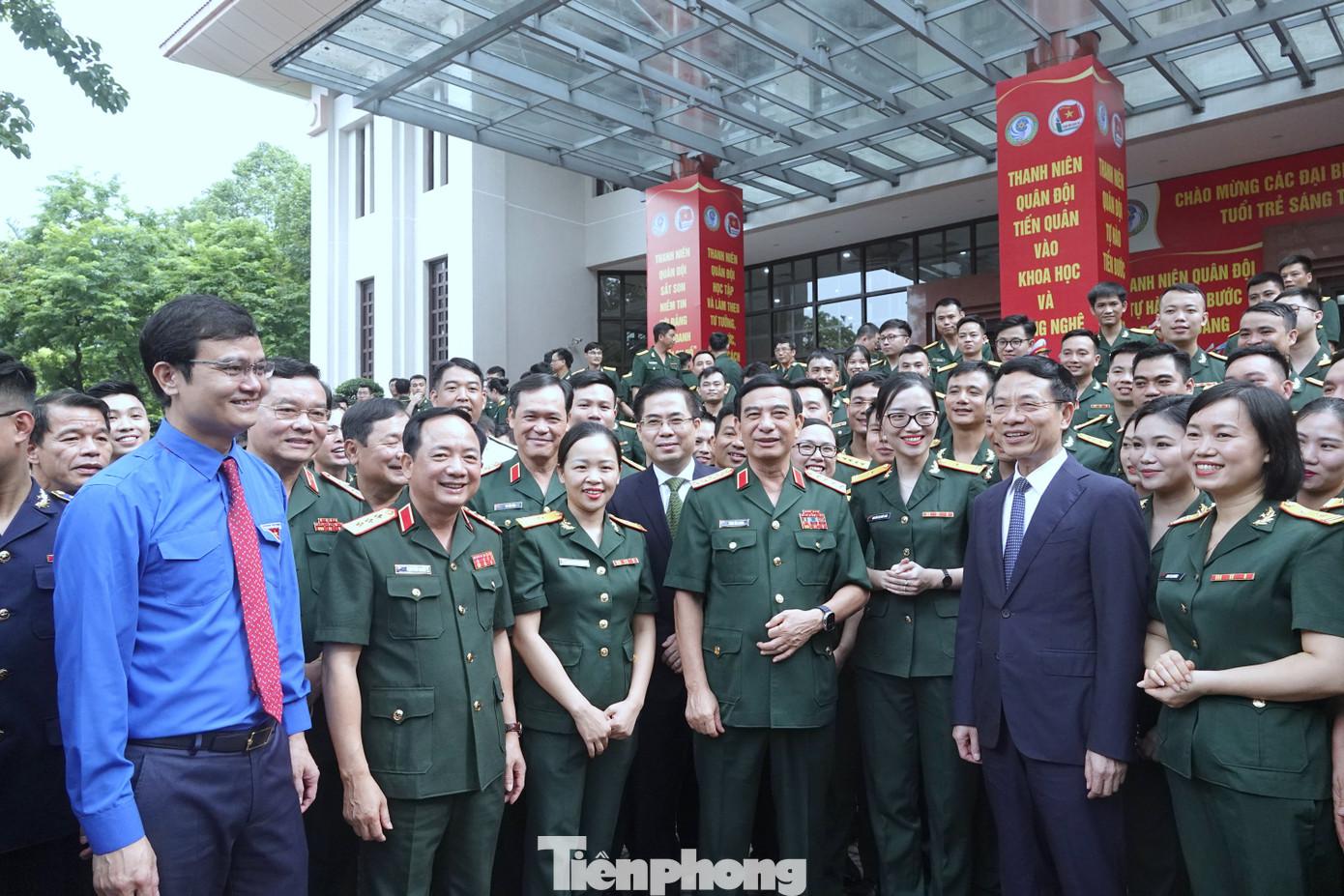 Lãnh đạo Quân ủy Trung ương - Bộ Quốc phòng, các ban, bộ, ngành Trung ương cùng các đại biểu về dự chương trình tổng kết, trao Giải thưởng Tuổi trẻ sáng tạo trong Quân đội lần thứ 24. Ảnh: Nguyễn Minh Lãnh đạo Quân ủy Trung ương - Bộ Quốc phòng, các ban, bộ, ngành Trung ương cùng các đại biểu về dự chương trình tổng kết, trao Giải thưởng Tuổi trẻ sáng tạo trong Quân đội lần thứ 24. Ảnh: Nguyễn Minh