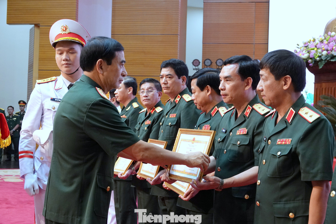 Đại tướng Phan Văn Giang trao Bằng khen tặng 17 tập thể và 16 cá nhân xuất sắc trong tổ chức, tham gia giải thưởng lần thứ 24. Đại tướng Phan Văn Giang trao Bằng khen tặng 17 tập thể và 16 cá nhân xuất sắc trong tổ chức, tham gia giải thưởng lần thứ 24.