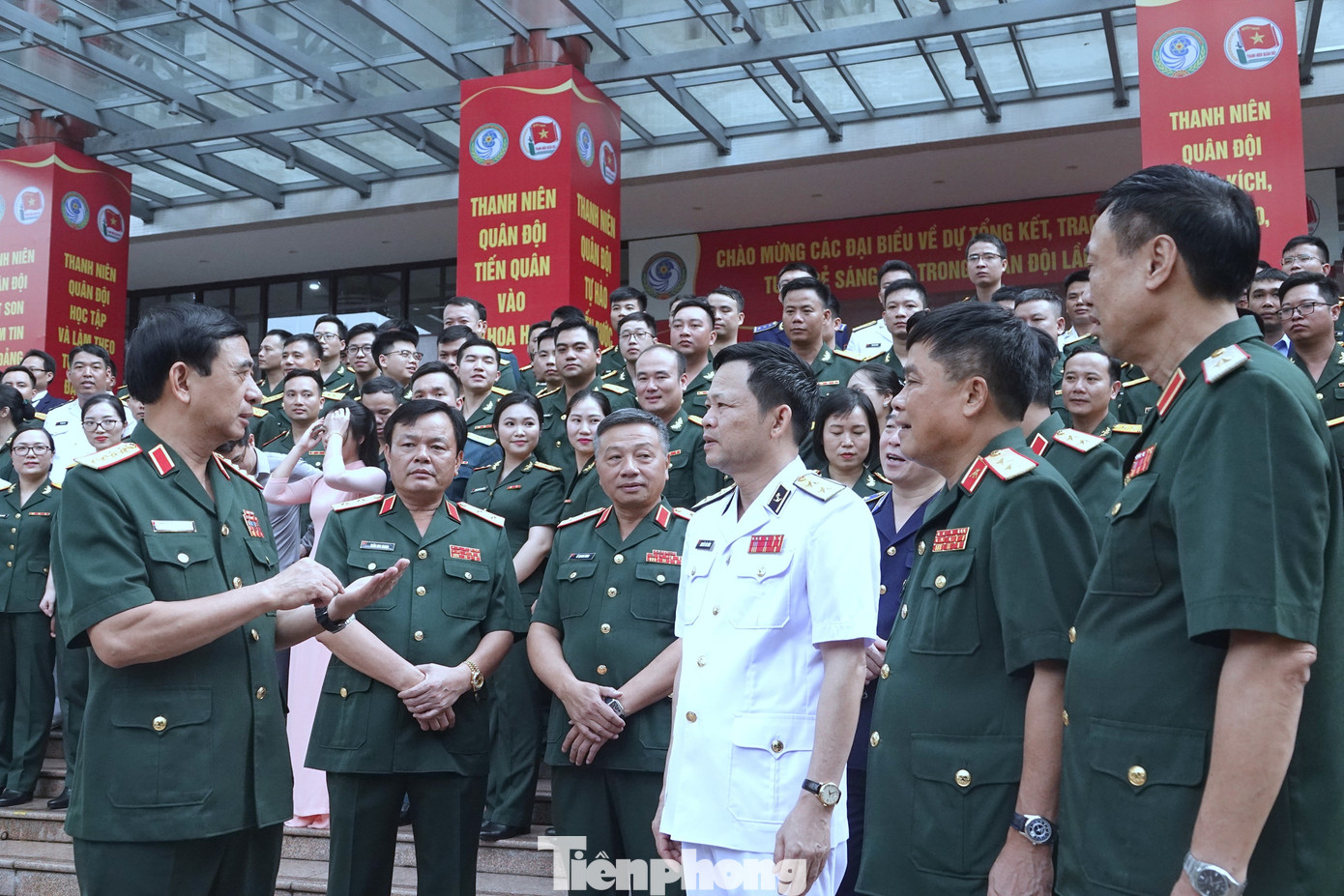 Các đại biểu về dự chương trình. Các đại biểu về dự chương trình.