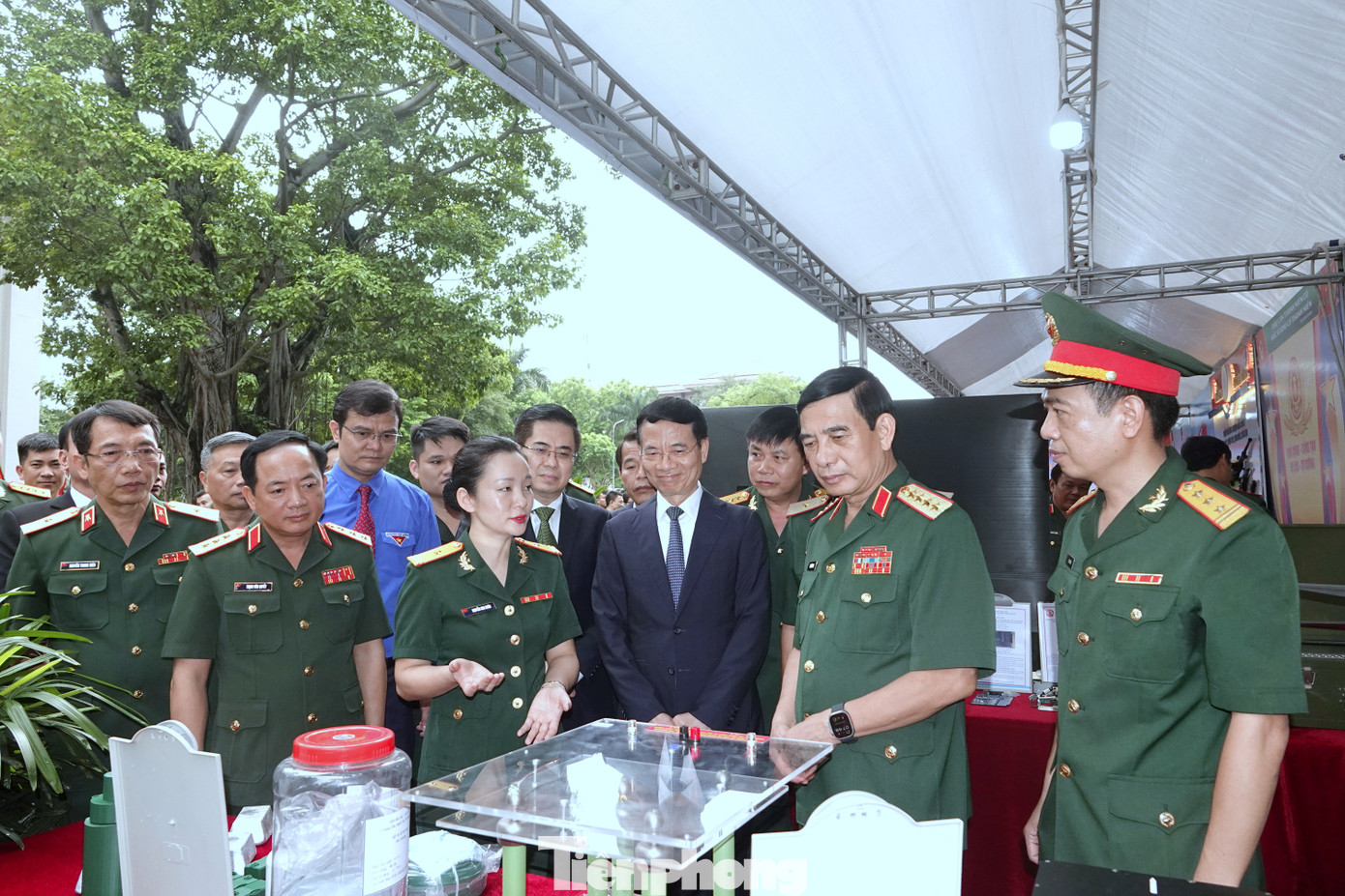 Đại biểu lãnh đạo tham quan khu trưng bày các sản phẩm nghiên cứu khoa học của tuổi trẻ Quân đội. Đại biểu lãnh đạo tham quan khu trưng bày các sản phẩm nghiên cứu khoa học của tuổi trẻ Quân đội.